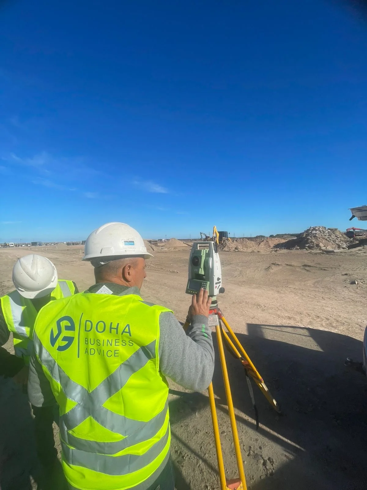 Equipe da Doha executando levantamento topográfico